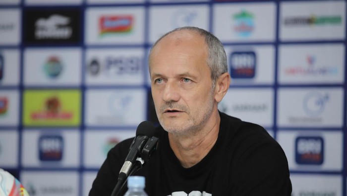 Pelatih PSS Sleman, Risto Vidakovic saat sesi jump pers jelang melawan Persib Bandung, Senin (29/4/2024).
