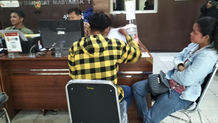 Putra saat melapor kehilangan motor yang dibawa lari teman.