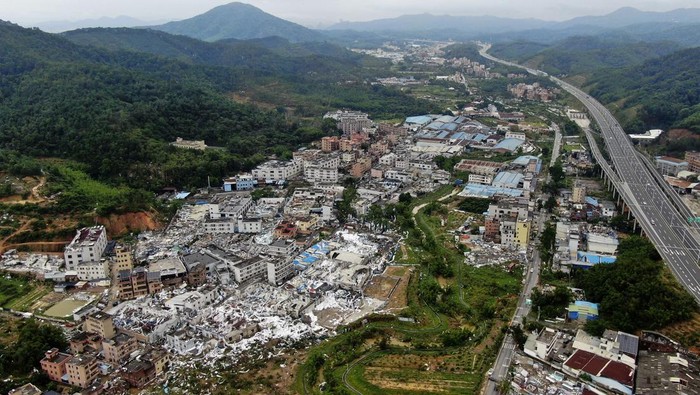 Badai tornado menerjang Desa Guangming, Provinsi Guangdong, Cbina, Minggu (28/4) waktu setempat. Lebih dari seratus bangunan rusak digulung tornado.