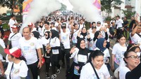 Ratusan peserta diajak berlari sejauh 5 kilometer mengelilingi Taman Mini Indonesia Indah, Jakarta.  