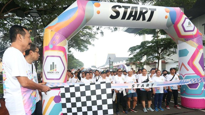 Ratusan Peserta Ikuti Color Run di TMII Color Run #Togetherun sukses digelar Sabtu (27/4/2024) lalu. Ratusan peserta diajak berlari sejauh 5 kilometer mengelilingi Taman Mini Indonesia Indah, Jakarta.