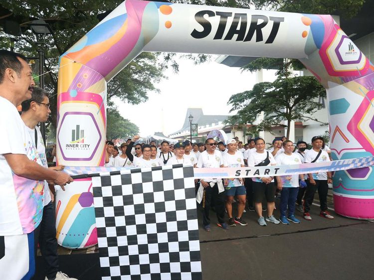 Ratusan Peserta Ikuti Color Run di TMII