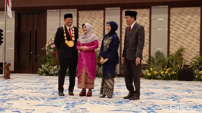 Rektor baru Undip, Suharnomo berbincang dengan rektor Undip sebelumnya, Yos Johan.