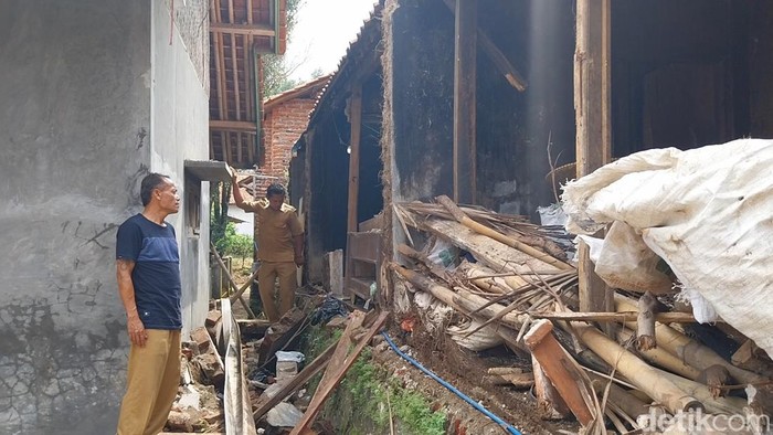Reruntuhan bangunan rumah di Majalengka rusak akibat gempa Garut