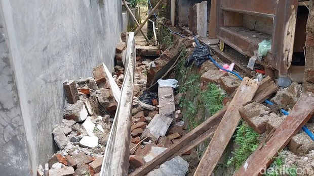 Reruntuhan bangunan rumah di Majalengka rusak akibat gempa Garut