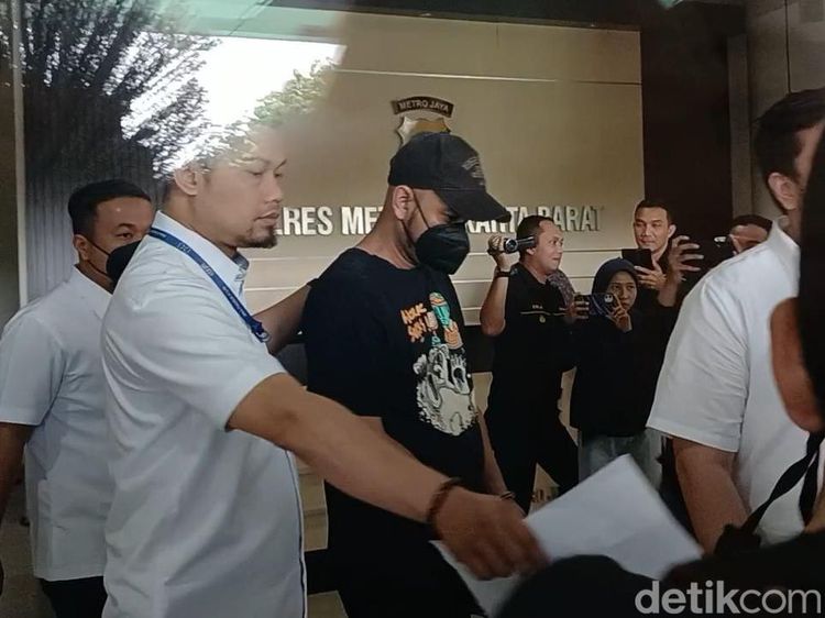 Potret Rio Reifan Tertunduk Jalani Tes Kesehatan Usai Ditangkap karena Narkoba