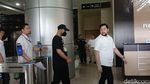 Potret Rio Reifan Tertunduk Jalani Tes Kesehatan Usai Ditangkap karena Narkoba