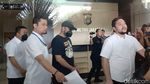 Potret Rio Reifan Tertunduk Jalani Tes Kesehatan Usai Ditangkap karena Narkoba