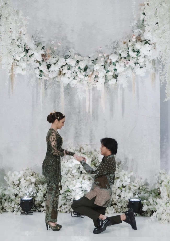 Pada bulan Mei 2023 pasangan tersebut diketahui telah menggelar acara lamaran. Acara lamaran tersebut digelar mewah dengan dekorasi penuh dengan bunga berwarna putih. Foto: Instagram/@mahaliniraharja/@rizkyfbian