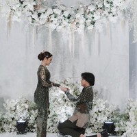 Pada bulan Mei 2023 pasangan tersebut diketahui telah menggelar acara lamaran. Acara lamaran tersebut digelar mewah dengan dekorasi penuh dengan bunga berwarna putih. Foto: Instagram/@mahaliniraharja/@rizkyfbian