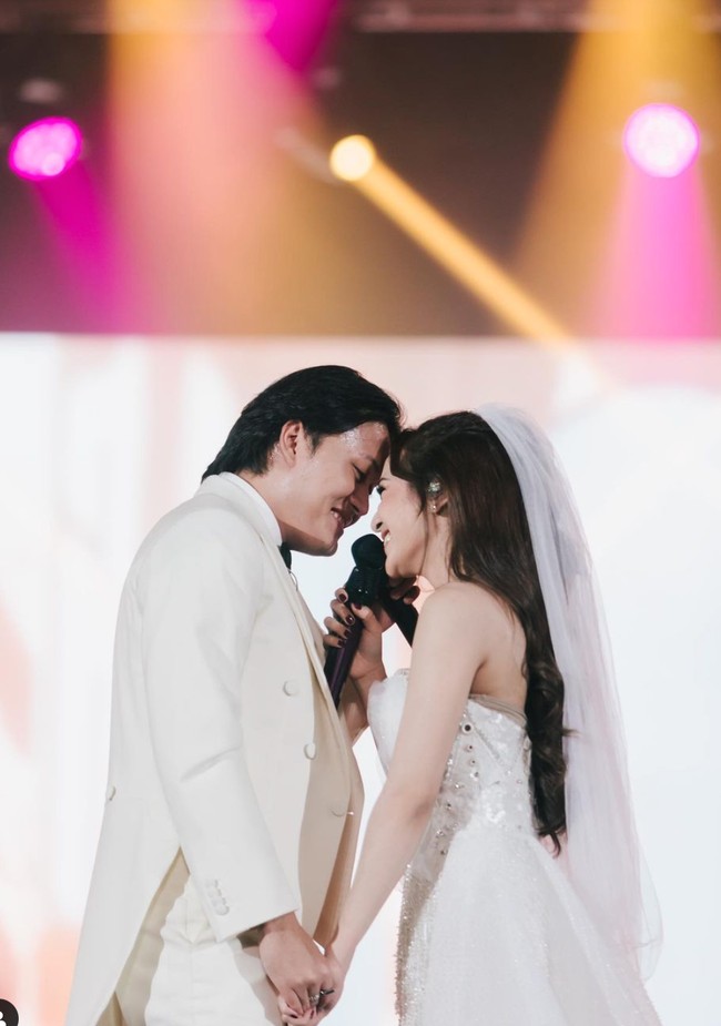 Sama-sama menjadi seorang penyanyi, Mahalini dan Rizky Febian juga kerap berduet bersama sambil memamerkan kemesraan mereka, seperti dalam foto yang satu ini. Foto: Instagram/@mahaliniraharja/@rizkyfbian