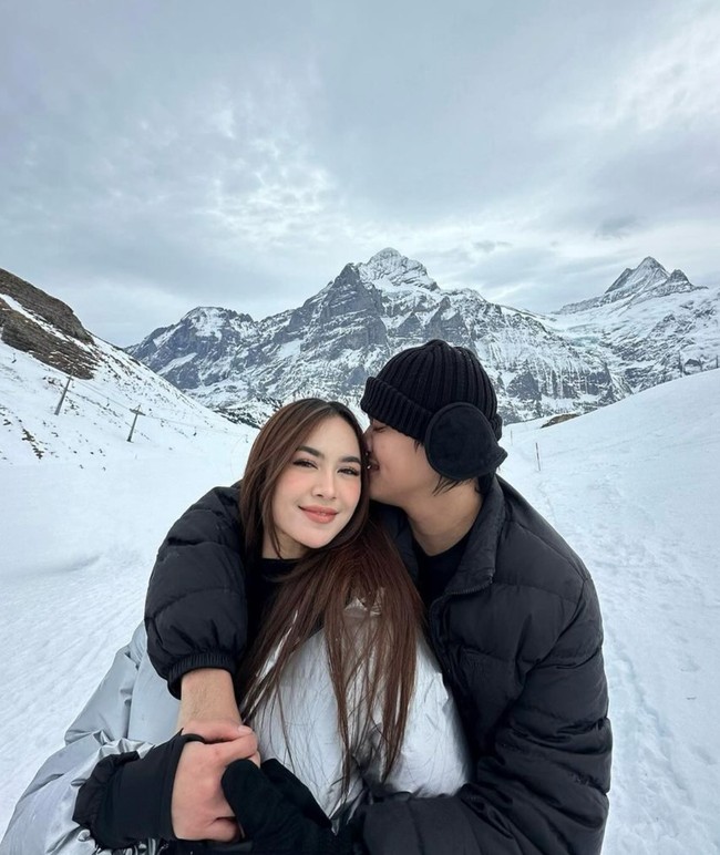 Mahalini dan Rizky Febian juga sempat beberapa kali terlihat berlibur ke luar negeri bersama. Seperti dalam foto saat Mahalini dan Rizky berlibur ke Switzerland. Foto: Instagram/@mahaliniraharja/@rizkyfbian