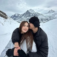 Mahalini dan Rizky Febian juga sempat beberapa kali terlihat berlibur ke luar negeri bersama. Seperti dalam foto saat Mahalini dan Rizky berlibur ke Switzerland. Foto: Instagram/@mahaliniraharja/@rizkyfbian