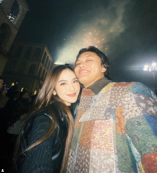 Di momen pergantian tahun 2024, Rizky dan Mahalini juga tampak menghabiskan waktu bersama dengan berlibur ke Italia dan menyaksikan kembang api di sana. Tak lupa keduanya memamerkan kembali potret mesra mereka. Foto: Instagram/@mahaliniraharja/@rizkyfbian
