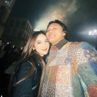 Di momen pergantian tahun 2024, Rizky dan Mahalini juga tampak menghabiskan waktu bersama dengan berlibur ke Italia dan menyaksikan kembang api di sana. Tak lupa keduanya memamerkan kembali potret mesra mereka. Foto: Instagram/@mahaliniraharja/@rizkyfbian