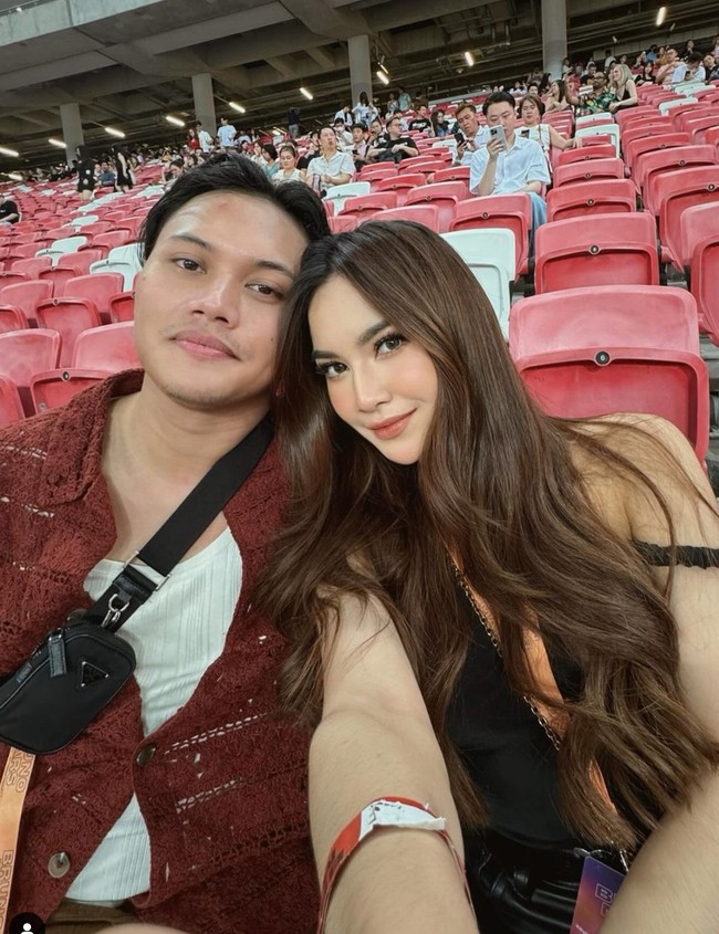 Pada bulan April lalu Mahalini dan Rizky terlihat nonton konser Bruno Mars bersama-sama. Bak tak terpisahkan, meskipun sama-sama sibuk namun keduanya tetap sering menghabiskan waktu bersama. Foto: Instagram/@mahaliniraharja/@rizkyfbian