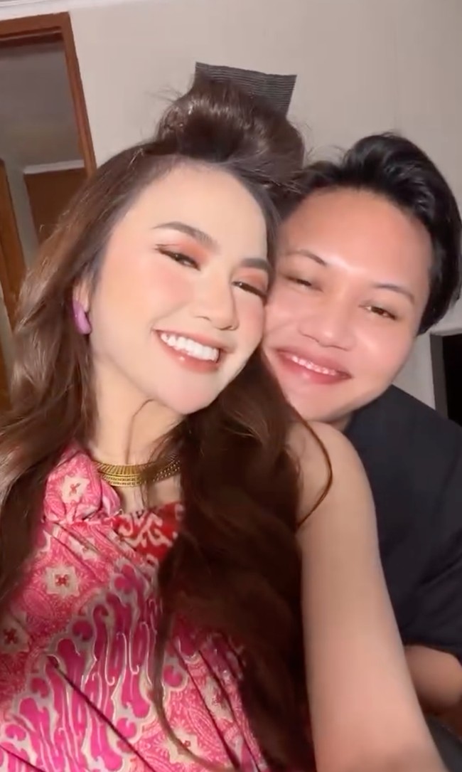 Setelah menjalin kasih cukup lama Rizky Febian dan Mahalini Raharja dikabarkan akan segera menikah. Dilansir dari detikBali, kabar bahagia tersebut telah dibenarkan oleh salah satu keraabat Mahalini. Rizky dan Mahalini disebut akan menikah pada 5 Mei di Bali. Foto: Instagram/@mahaliniraharja/@rizkyfbian