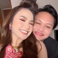 Setelah menjalin kasih cukup lama Rizky Febian dan Mahalini Raharja dikabarkan akan segera menikah. Dilansir dari detikBali, kabar bahagia tersebut telah dibenarkan oleh salah satu keraabat Mahalini. Rizky dan Mahalini disebut akan menikah pada 5 Mei di Bali. Foto: Instagram/@mahaliniraharja/@rizkyfbian