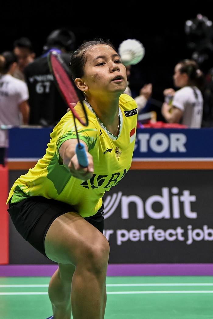 Pebulu tangkis tunggal putri Indonesia Komang Ayu Cahya Dewi mengembalikan kok ke arah lawannya pebulu tangkis tunggal putri Uganda Gladys Mbabazi dalam babak kualifikasi grup Piala Uber 2024 di Chengdu Hi Tech Zone Sports Center Gymnasium, Chengdu, China, Senin (29/4/2024). Komang Ayu Cahya Dewi menang dengan dua gim 21-6, 21-13 dan tim Indonesia unggul atas Uganda dengan skor 2-0. ANTARA FOTO/Galih Pradipta/nym.