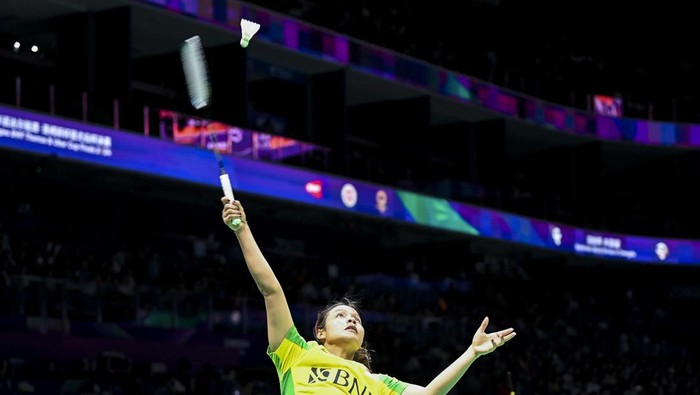 Ruzana Bikin Tim Uber Indonesia Menang 3-0 atas Uganda Pebulu tangkis tunggal putri Indonesia Komang Ayu Cahya Dewi mengembalikan kok ke arah lawannya pebulu tangkis tunggal putri Uganda Gladys Mbabazi dalam babak kualifikasi grup Piala Uber 2024 di Chengdu Hi Tech Zone Sports Center Gymnasium, Chengdu, China, Senin (29/4/2024). Komang Ayu Cahya Dewi menang dengan dua gim 21-6, 21-13 dan tim Indonesia unggul atas Uganda dengan skor 2-0. ANTARA FOTO/Galih Pradipta/nym.
