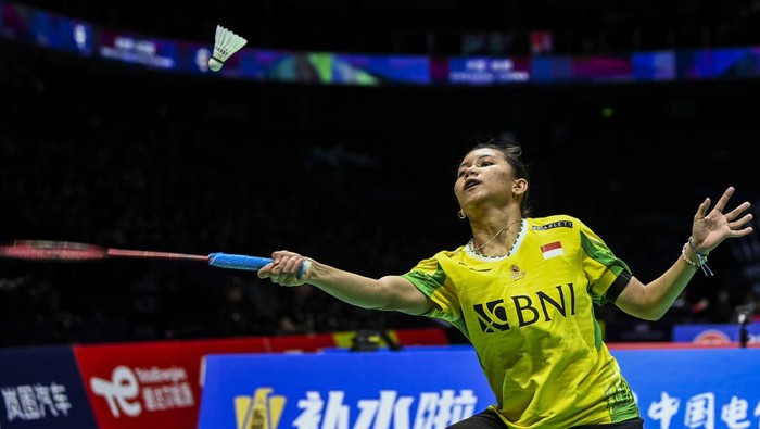 Ruzana Bikin Tim Uber Indonesia Menang 3-0 atas Uganda Pebulu tangkis tunggal putri Indonesia Komang Ayu Cahya Dewi mengembalikan kok ke arah lawannya pebulu tangkis tunggal putri Uganda Gladys Mbabazi dalam babak kualifikasi grup Piala Uber 2024 di Chengdu Hi Tech Zone Sports Center Gymnasium, Chengdu, China, Senin (29/4/2024). Komang Ayu Cahya Dewi menang dengan dua gim 21-6, 21-13 dan tim Indonesia unggul atas Uganda dengan skor 2-0. ANTARA FOTO/Galih Pradipta/nym.