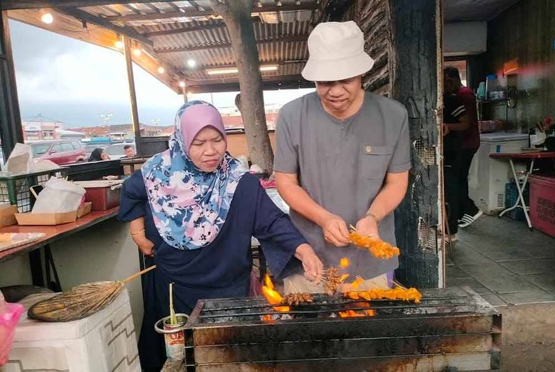 Salut! Pasangan Orang Tua Ini Semangat Jualan Sate Murah Rp 1000an