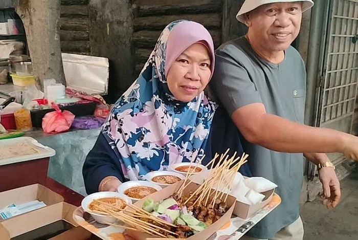 Salut! Pasangan Orang Tua Ini Semangat Jualan Sate Murah Rp 1000an