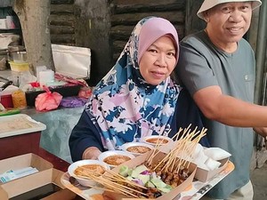 Salut! Pasangan Orang Tua Ini Semangat Jualan Sate Murah Rp 1000an