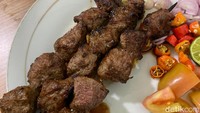 Sate klatak ini disajikan dengan irisan bawang merah, cabe rawit, tomat, dan jeruk limau. Sebelum disantap, jeruk limau dikucurkan terlebih dahulu. Foto: detikFood/Yenny Mustika Sari