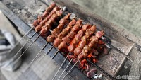 Seperti sate klatak yang kerap ditemui di Yogyakarta, di sini juga disajikan menggunakan tusukan jeruji besi. Sate ini juga dibakar dua kali dengan proses pencelupan bumbu. Foto: detikFood/Yenny Mustika Sari
