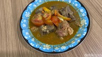 Tengkleng kambing di sini baru dihangatkan ketika kami memesannya. Seporsinya dibanderol Rp 52.000 dan cukup besar untuk makan tengah. Kuah tengklengnya sangat mlekoh gurih. Pas sekali kami nikmati bersama nasi putih. Foto: detikFood/Yenny Mustika Sari
