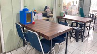Tempat makannya juga cukup nyaman, ada area AC yang bisa ditempati untuk bersantap. Kalau ingin makan bersama rombongan atau grup tempatnya juga cocok karena cukup luas. Foto: detikFood/Yenny Mustika Sari