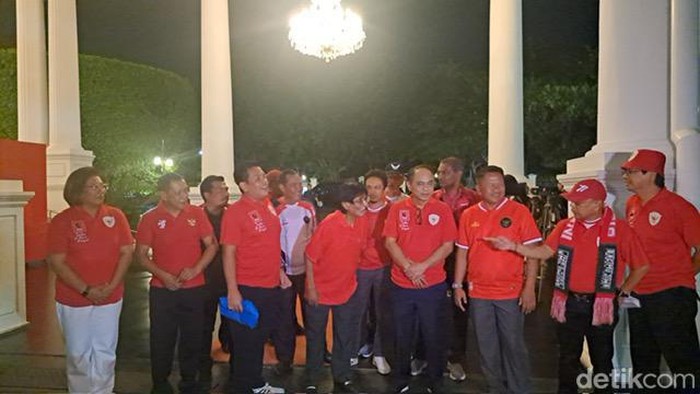 Sejumlah relawan mulai berdatangan ke Istana Negara, Jakarta untuk nobar Timnas RI melawan Uzbekistan. Mereka memenuhi undangan Presiden Jokowi. (Eva Safitri/detikcom)