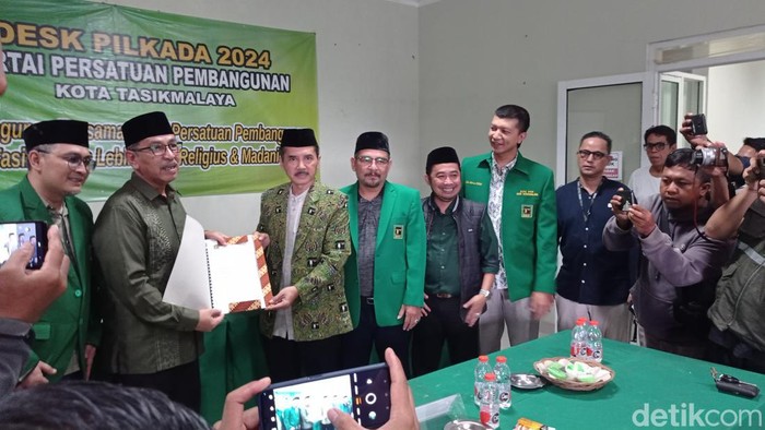 Sekda Pemkot Tasikmalaya Ivan Dicksan saat mendaftar jadi calon Wali Kota ke PPP.