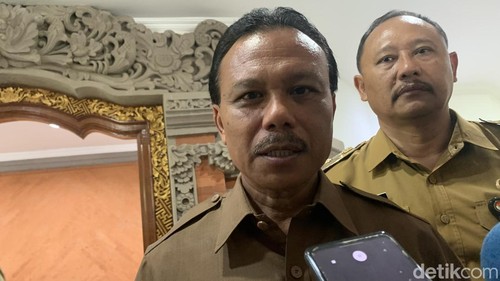Sekretaris Daerah (Sekda) Provinsi Bali Dewa Made Indra di kantor Gubernur Bali di Denpasar, Senin (29/4/2024). (Rizki Setyo/detikBali)