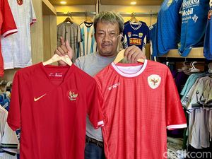 Senyum Penjual Jersey di Jabar Jelang Timnas Indonesia Vs Uzbekistan