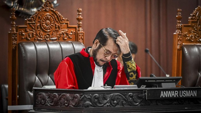 Hakim Konstitusi Anwar Usman menghadiri sidang perdana perkara Perselisihan Hasil Pemilihan Umum (PHPU) Pemilihan Legislatif (Pileg) 2024 di Gedung Mahkamah Konstitusi, Jakarta, Senin (29/4/2024). MK menggelar sidang perdana PHPU Pileg 2024 yang dibagi menjadi tiga panel Majelis Hakim yang terdiri atas tiga orang Hakim Konstitusi dengan agenda pemeriksaan pendahuluan. ANTARA FOTO/ Rivan Awal Lingga/aww.