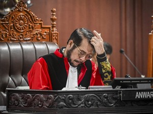 Hakim MK Sorot Komentar Sadis Netizen soal Anwar Usman Sakit