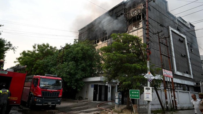 Sebuah pabrik pembuatan jaket kulit mengalami kebakaran. Api berhasil dipadamkan selama tiga jam.