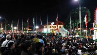 Lautan manusia juga terlihat di Gedung Negara Grahadi. Mereka memadati setiap sudut halaman untuk nonton bareng semifinal Piala Asia U-23 antara Indonesia Vs Uzbekistan.