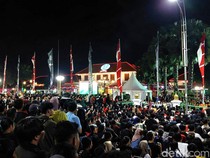 Tumplek Blek Ribuan Warga Nobar Indonesia vs Uzbekistan di Grahadi Surabaya