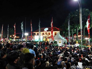 Tumplek Blek Ribuan Warga Nobar Indonesia vs Uzbekistan di Grahadi Surabaya