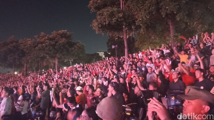 Suasana nonton bareng (nobar) laga Indonesia Vs Uzbekistan dalam semifinal Piala Asia U-23 di Lapangan Banteng, Jakarta Pusat semakin seru. (Tiara A/detikcom)
