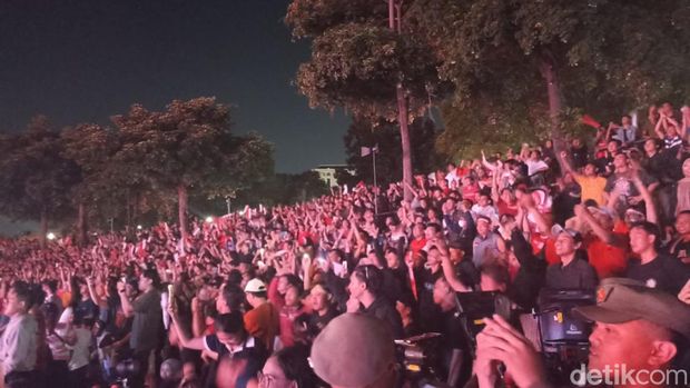Suasana nonton bareng (nobar) laga Indonesia Vs Uzbekistan dalam semifinal Piala Asia U-23 di Lapangan Banteng, Jakarta Pusat semakin seru. (Tiara A/detikcom)