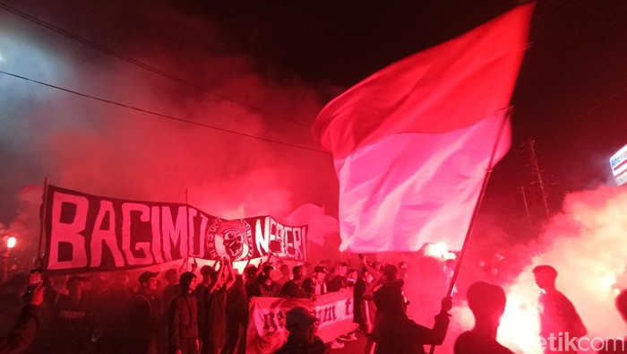 Suporter Timnas Indonesia di Jalan Siliwangi, Cirebon.