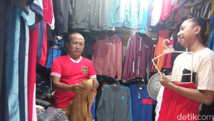 Sutrisno saat membeli jersey Timnas Indonesia di Cirebon.