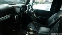Interior mobil bekas Mario Dandy juga terlihat bersih dan terawat.  