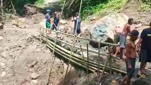 Warga saat gotong royong membuat tanggul darurat di Banjar Dinas Kalanganyar, Desa Gegelang, Karangasem, Minggu (28/4/2024).(istimewa)