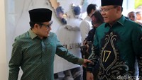 Mardiono dan Cak Imin terlihat mengenakan batik berwarna hijau.  
