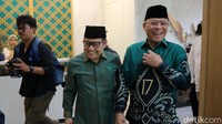 Sambil berjalan ke ruang pertemuan, Mardiono dan Cak Imin mengobrol dan tertawa lepas.  